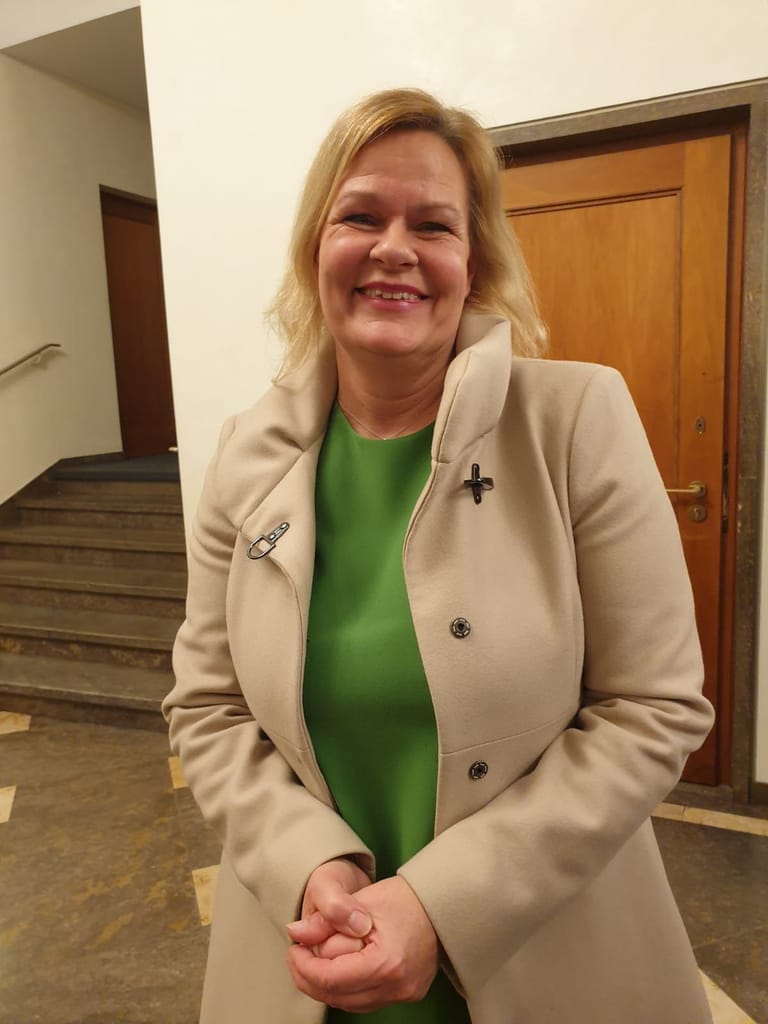 Nancy Faeser, Spitzenkandidatin der SPD für die Landtagswahl: Sie gratulierte Mike Josef im Römer.
