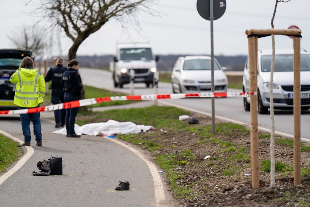 Die Unfallstelle auf der Landstraße im Kreis Groß-Gerau: Der Radfahrer starb noch vor Ort.