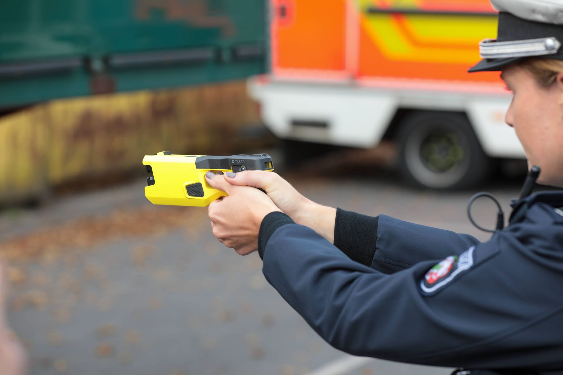 Eine Polizistin mit einem Taser in der Hand (Archivbild): Bei einem Einsatz in Erkner ist ein Mann ausgerastet.