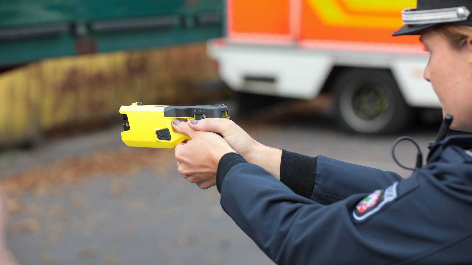 Eine Polizistin mit einem Taser in der Hand (Archivbild): Bei einem Einsatz in Erkner ist ein Mann ausgerastet.