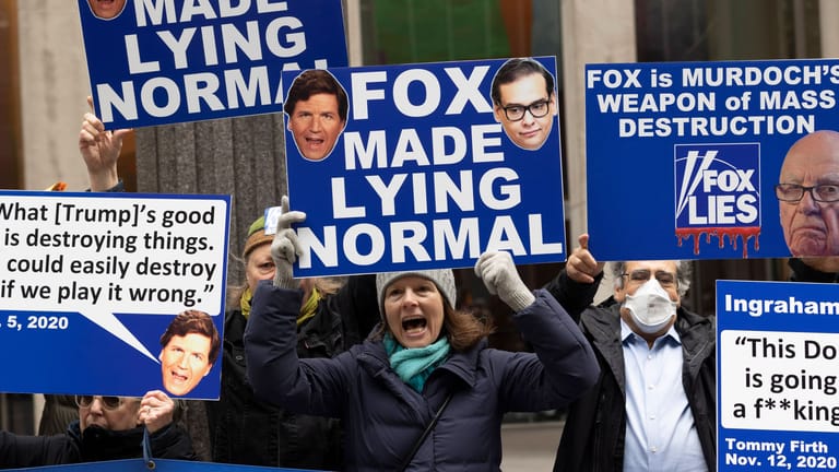 "Fox ist Murdochs Massenvernichtungswaffe": Protest in New York vor dem Hauptsitz des Sender