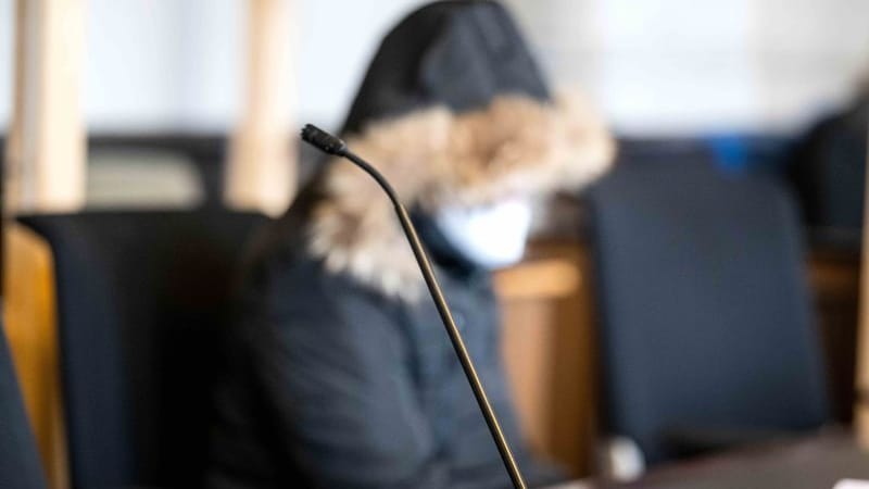 Die Angeklagte sitzt im Gerichtssaal des Landgerichts Verden (Archivbild): Nach Aussage der Mutter habe das Kind trotz sehr wahrscheinlich großer Schmerzen nicht geweint. Die Angeklagte sitzt im Gerichtssaal des Landgerichts Verden (Archivbild): Nach Aussage der Mutter habe das Kind trotz sehr wahrscheinlich großer Schmerzen nicht geweint.