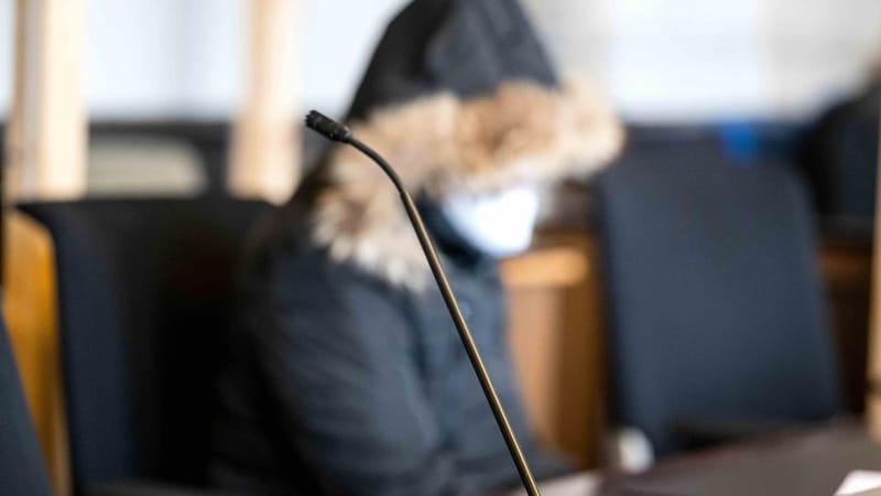 Die Angeklagte sitzt im Gerichtssaal des Landgerichts Verden (Archivbild): Nach Aussage der Mutter habe das Kind trotz sehr wahrscheinlich großer Schmerzen nicht geweint. Die Angeklagte sitzt im Gerichtssaal des Landgerichts Verden (Archivbild): Nach Aussage der Mutter habe das Kind trotz sehr wahrscheinlich großer Schmerzen nicht geweint.