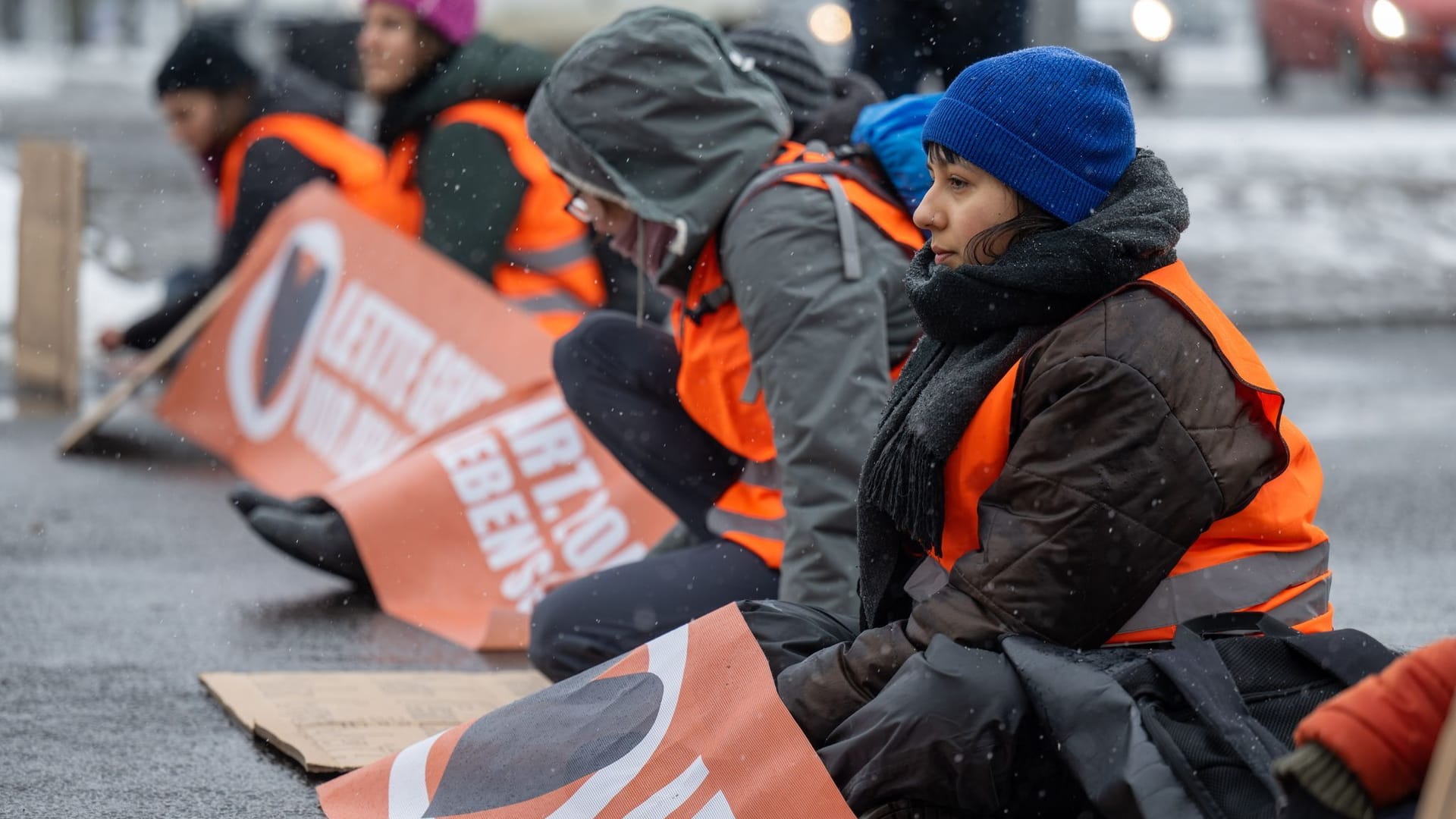 Protestaktion der "Letzten Generation" in Leipzig: Von der Gründung einer Partei könnte sich die Gruppe mehr Spendeneinnahmen versprechen.