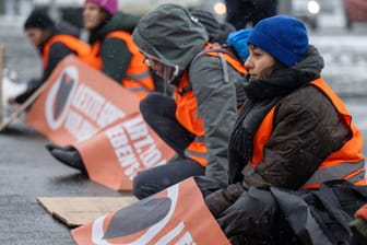 Protestaktion der "Letzten Generation" in Leipzig: Von der Gründung einer Partei könnte sich die Gruppe mehr Spendeneinnahmen versprechen.