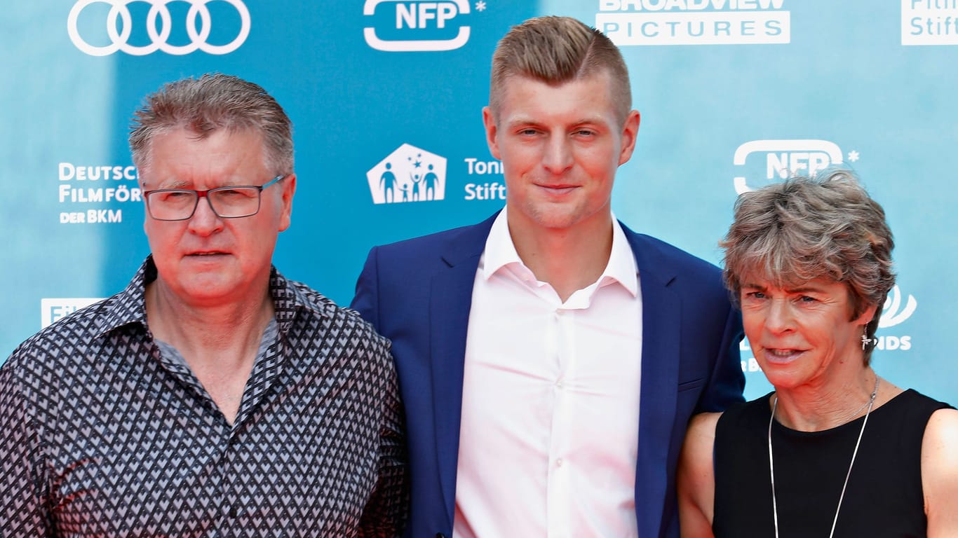 Toni Kroos (Mitte) mit Eltern Birgit und Roland Kroos: Der Vater des Weltmeisters von 2014 wird künftig nicht mehr an der Seitenlinie stehen können.