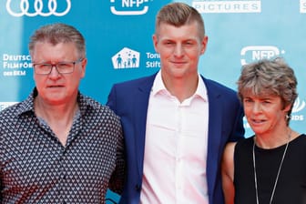 Toni Kroos (Mitte) mit Eltern Birgit und Roland Kroos: Der Vater des Weltmeisters von 2014 wird künftig nicht mehr an der Seitenlinie stehen können.