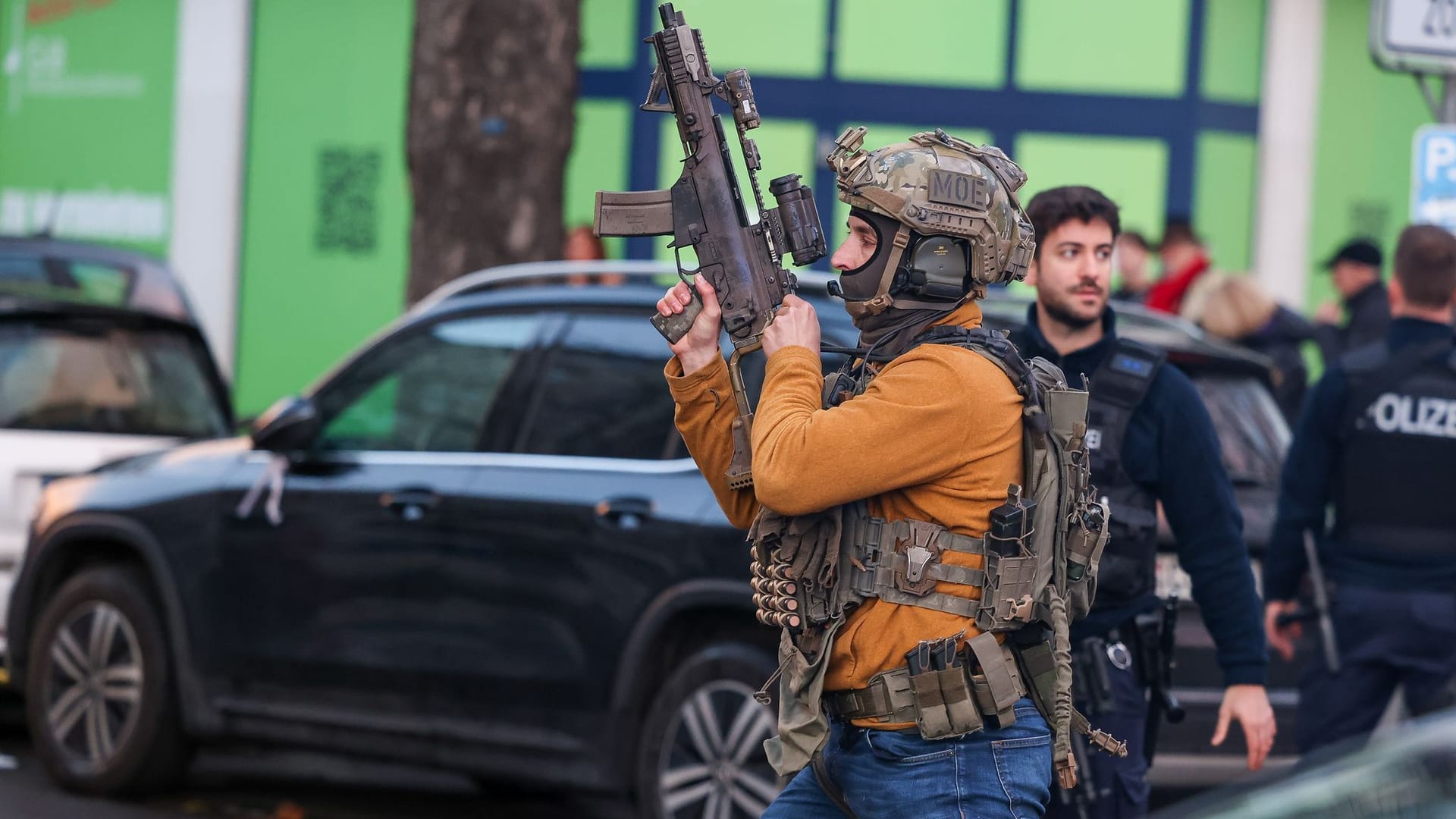 Polizei in Berlin-Charlottenburg: Zwei Menschen wurden verletzt.