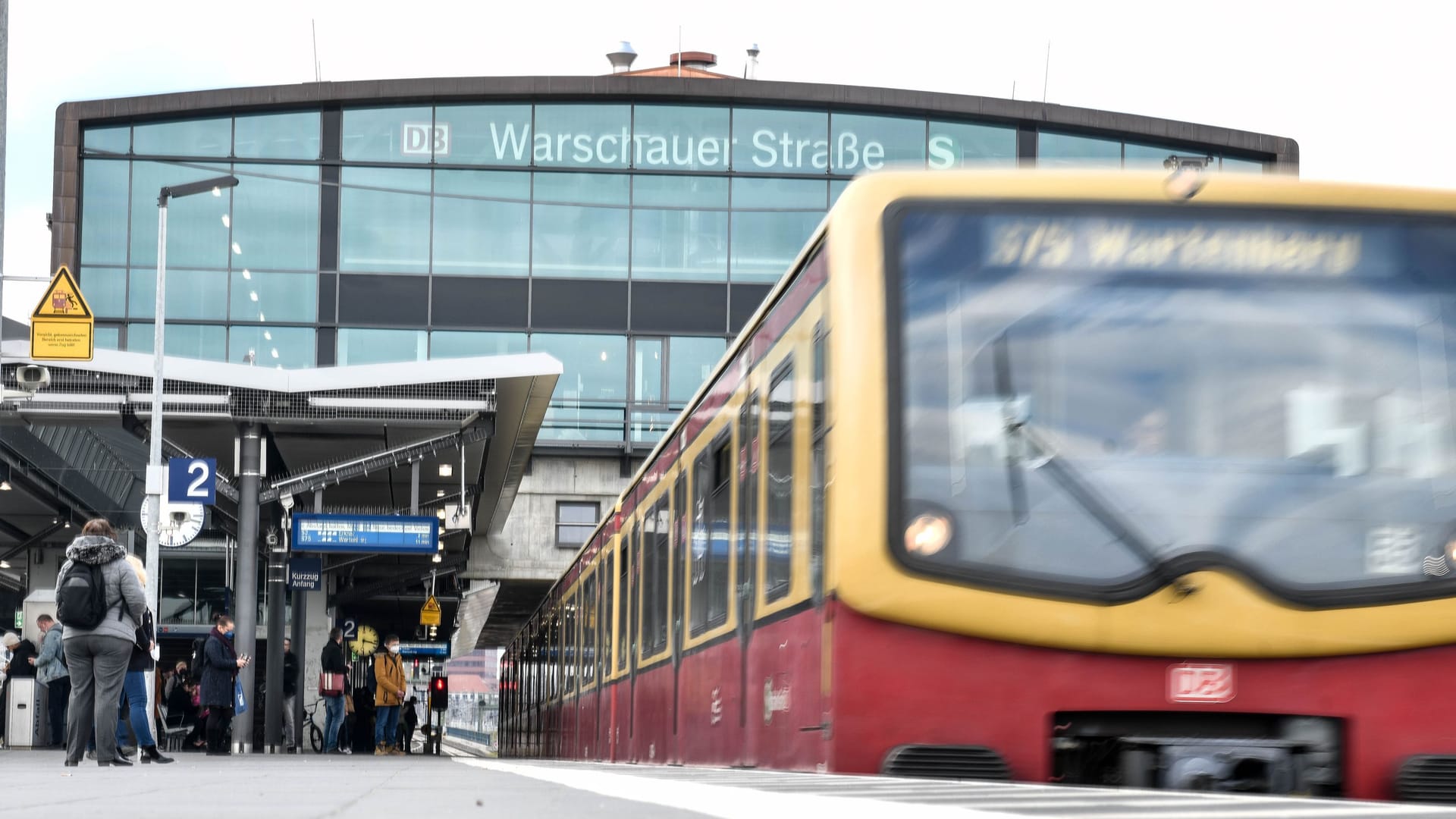 S-Bahnhof Warschauer Straße (Archivbild): Hier stürzte die Frau aufs Gleis. S-Bahnhof Warschauer Straße (Archivbild): Hier stürzte die Frau aufs Gleis.