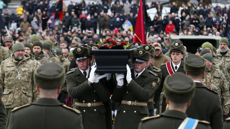 Soldaten tragen den Sarg während der Gedenkfeier für Dmytro Kotsiubailo: Bekannt als Da Vinci wurde Kotsiubailo zum Helden der Ukraine.