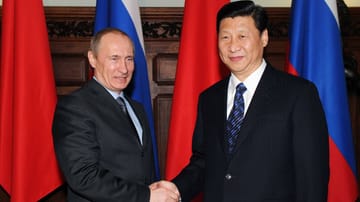 Ihre gemeinsame Geschichte geht weit zurück. Immerhin sind beide Staatschefs schon seit über einem Jahrzehnt an der Macht. Hier sind Wladimir Putin und Xi Jinping bei einem Treffen in Moskau im Jahr 2010 zu sehen. Zu diesem Zeitpunkt war Xi noch Vizepräsident.