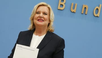 Eva Högl at the presentation of the military report: the military commissioner keeps her fingers crossed for the defense minister.