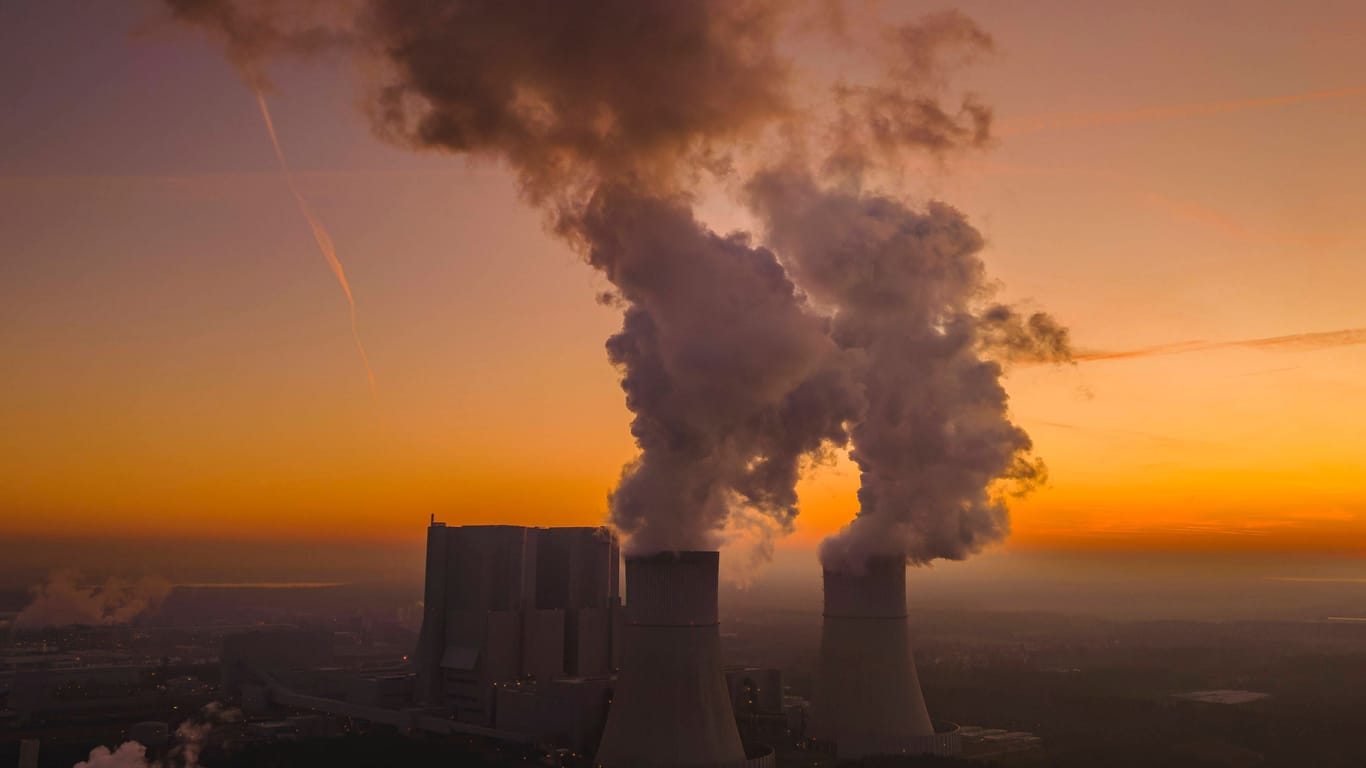 Braunkohle-Kraftwerk mit Abgaswolke: Deutschland will bis zum Jahr 2045 Treibhausgasneutralität erreicht haben.