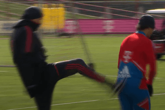 Szene aus dem Bayern-Livestream: Star-Spieler Sané bekommt vom Trainer einen mit.