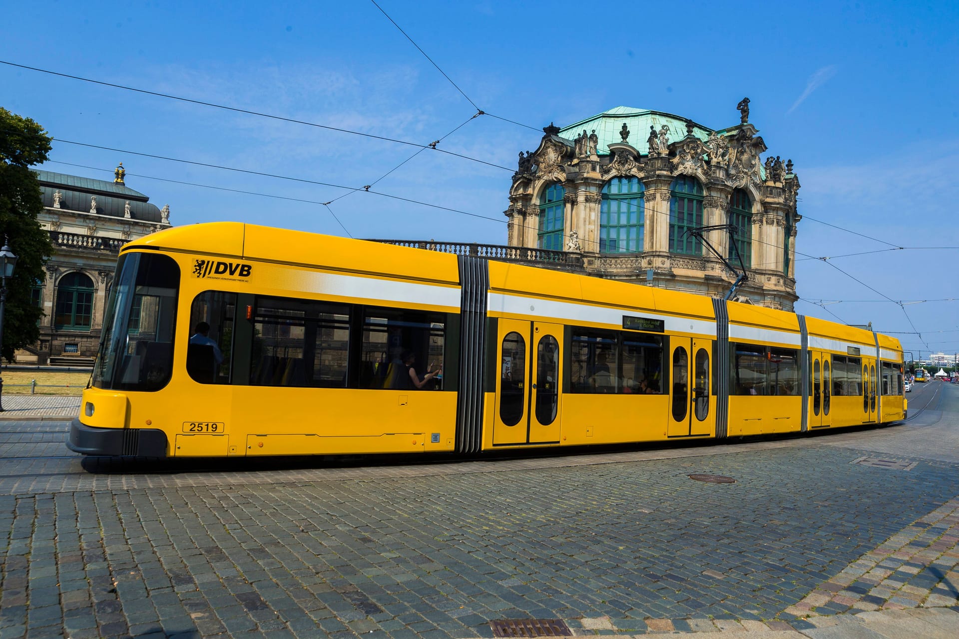 Bahn der DVB fährt am Dresdner Zwinger vorbei: