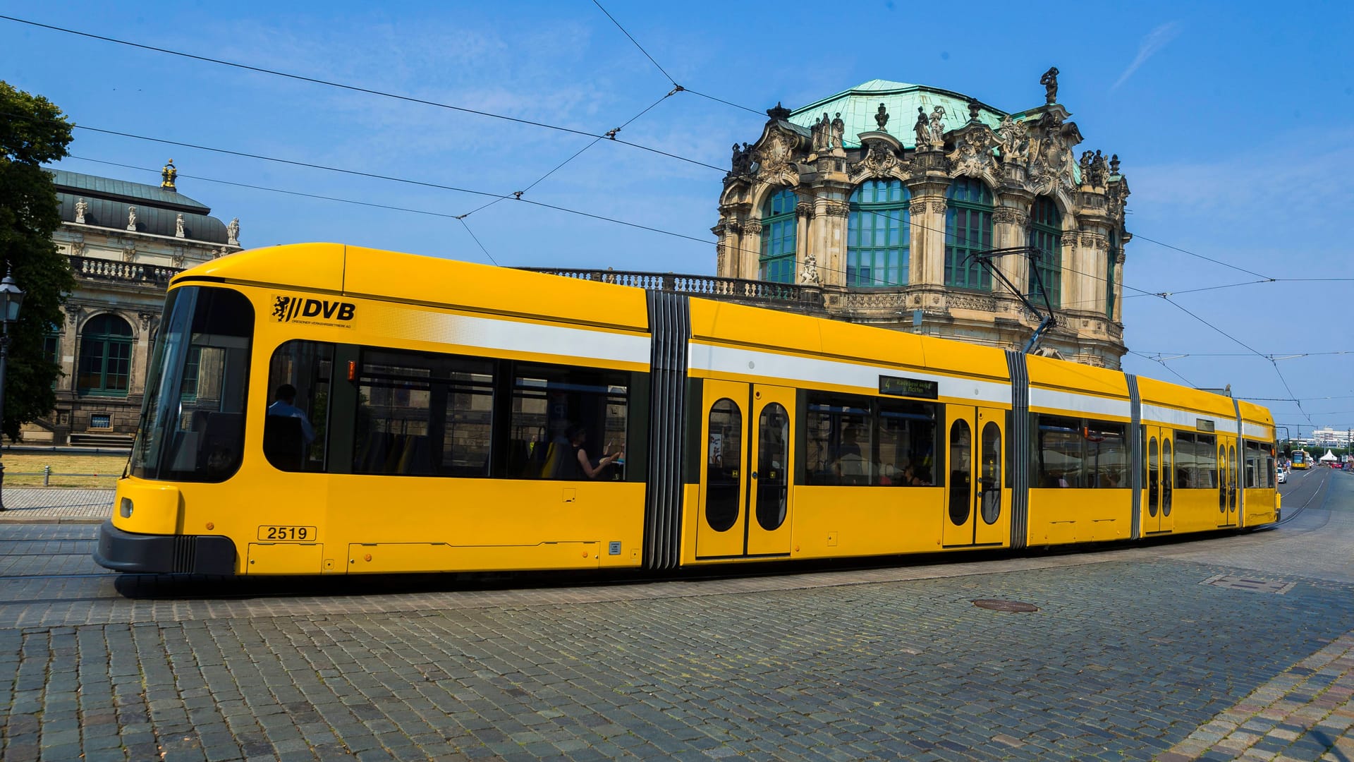 Bahn der DVB fährt am Dresdner Zwinger vorbei: