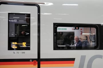 Charles and Camilla on the ICE: The train was decorated with a German flag.