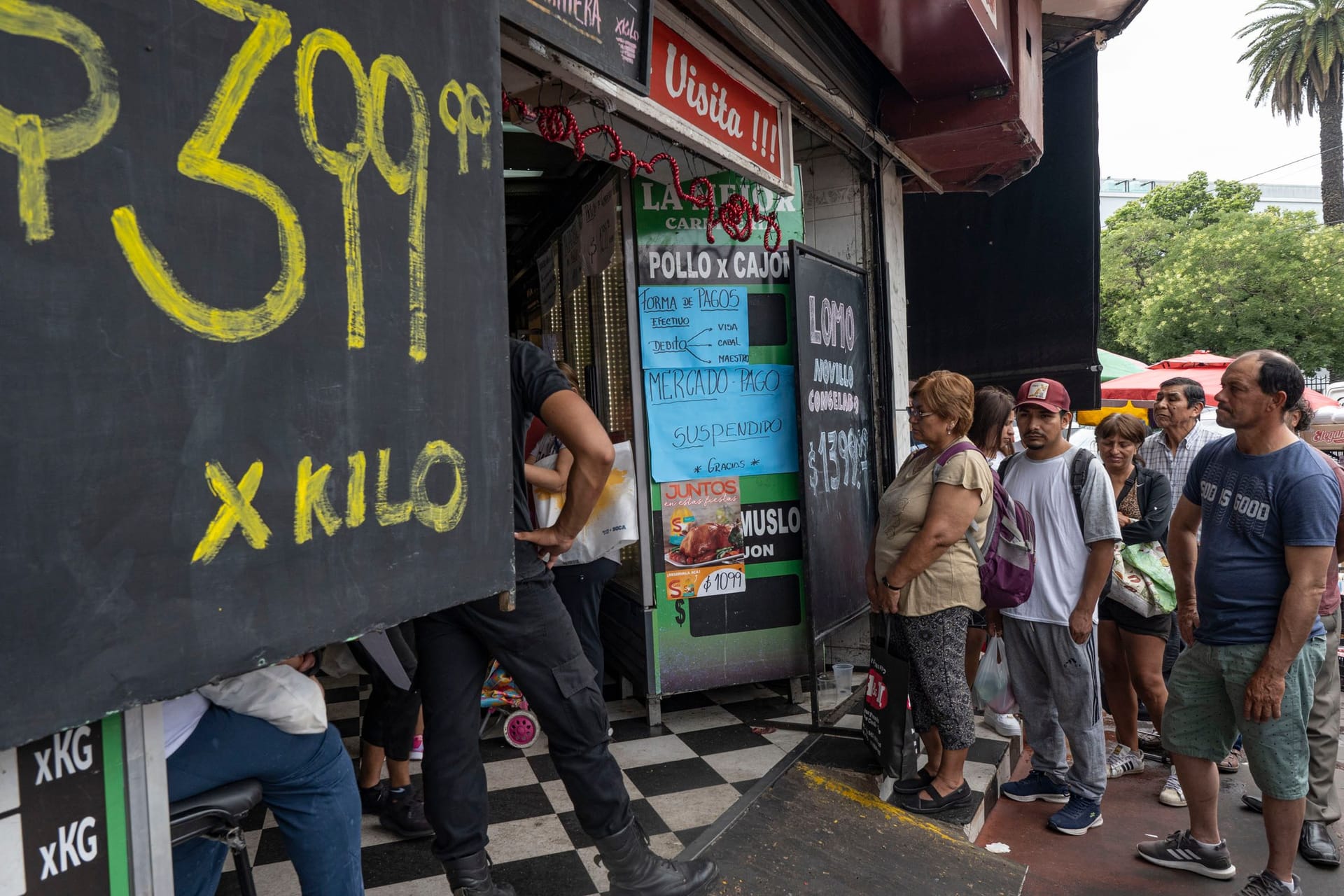 Menschen stehen in Buenos Aires Schlange vor einer Metzgerei: Menschen stehen in Buenos Aires Schlange vor einer Metzgerei: Argentinien hat eine der höchsten Inflationsraten weltweit.