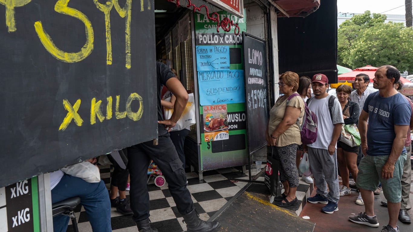 Menschen stehen in Buenos Aires Schlange vor einer Metzgerei: Menschen stehen in Buenos Aires Schlange vor einer Metzgerei: Argentinien hat eine der höchsten Inflationsraten weltweit.