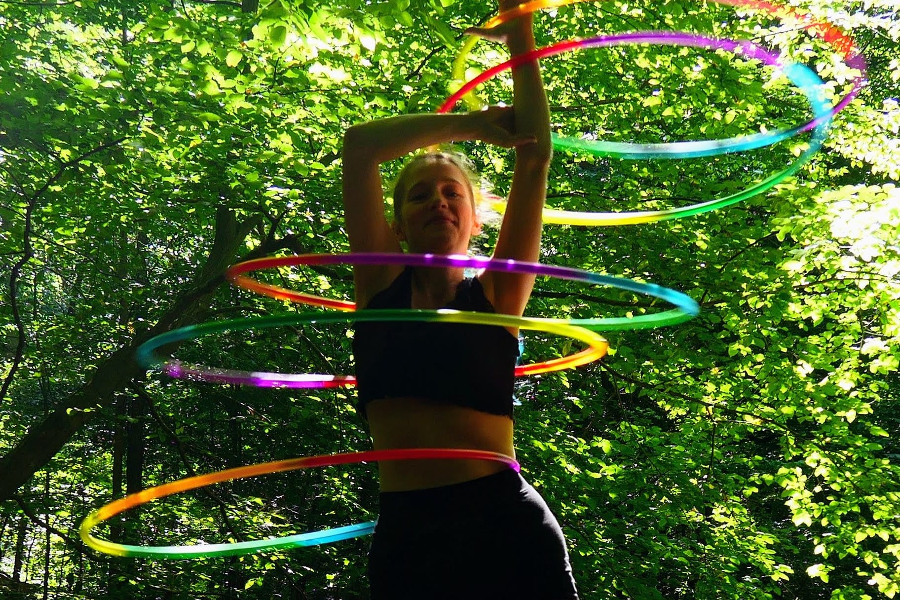 Frau hullert mit Hula-Hoop-Reifen in Dresden.