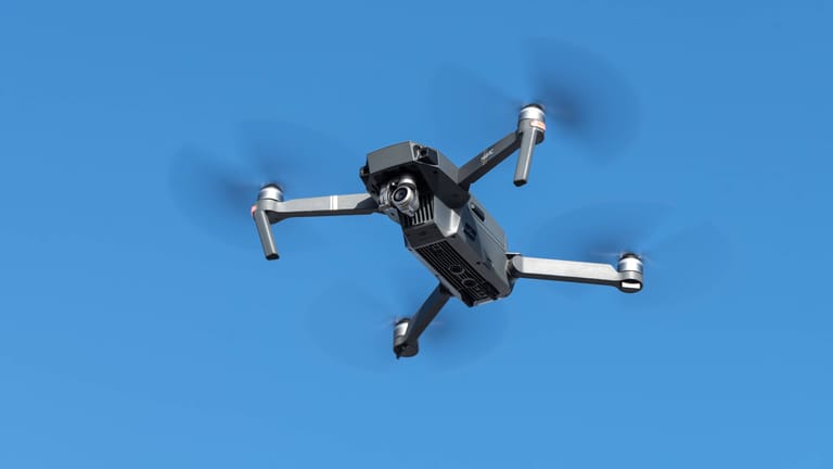 Drohne (Symbolbild): In den USA konnte ein Mann mit dem Fluggerät Hilfe holen.