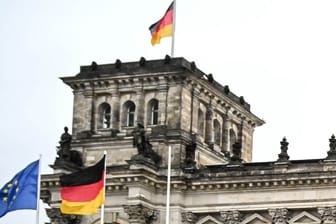 Aktivisten von "Die Letzte Generation" vor dem Bundestag: Gespräche mit Abgeordneten dürfen nicht im Parlament stattfinden.