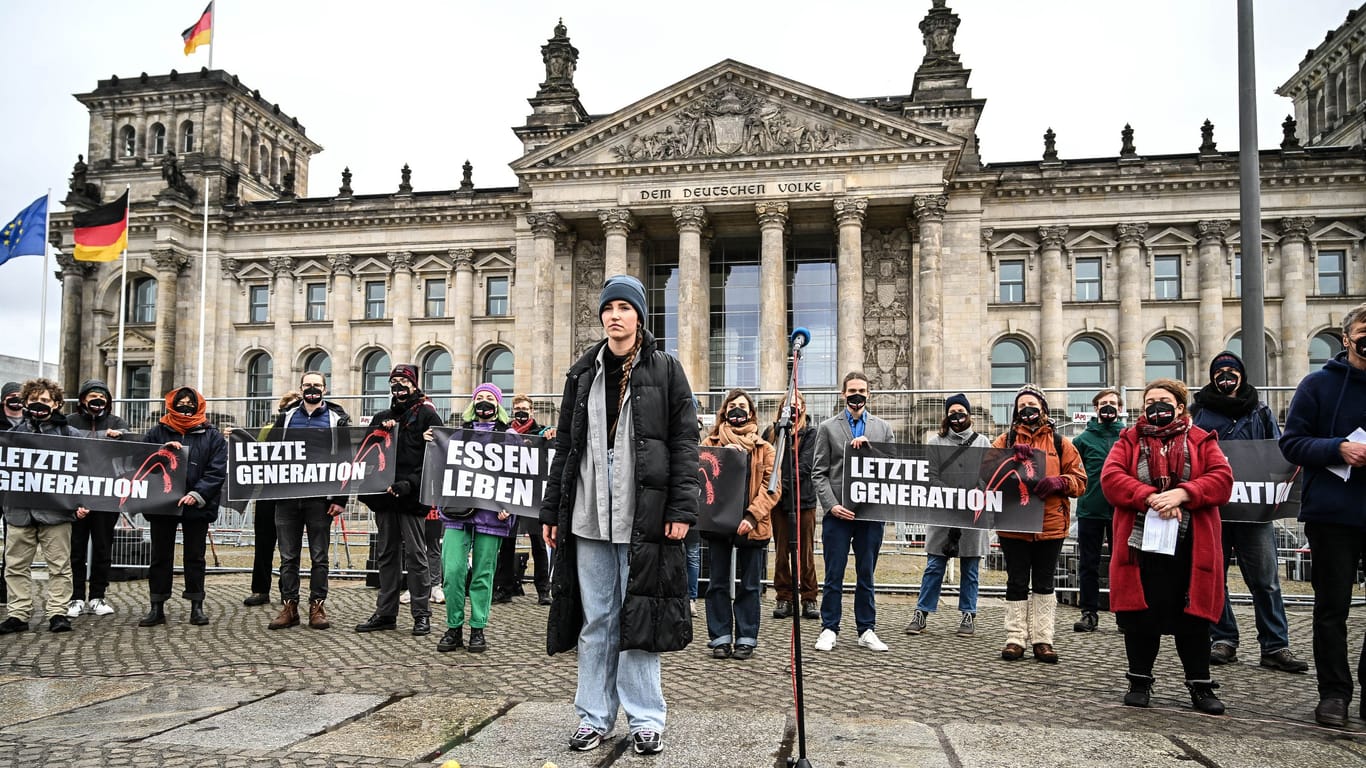 Aktivisten von "Die Letzte Generation" vor dem Bundestag: Gespräche mit Abgeordneten dürfen nicht im Parlament stattfinden.