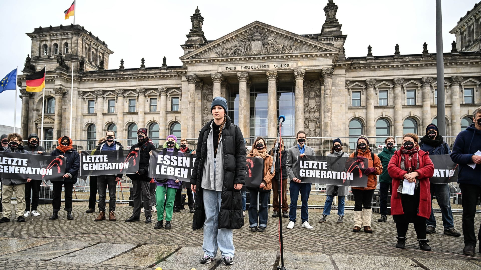 Aktivisten von "Die Letzte Generation" vor dem Bundestag: Gespräche mit Abgeordneten dürfen nicht im Parlament stattfinden. Aktivisten von "Die Letzte Generation" vor dem Bundestag: Gespräche mit Abgeordneten dürfen nicht im Parlament stattfinden.
