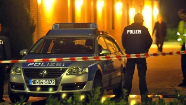 2009 bei den Zeugen Jehovas in Bielefeld: Ein Amoklauf scheitert, weil der Täter Probleme mit der Maschinenpistole hat.