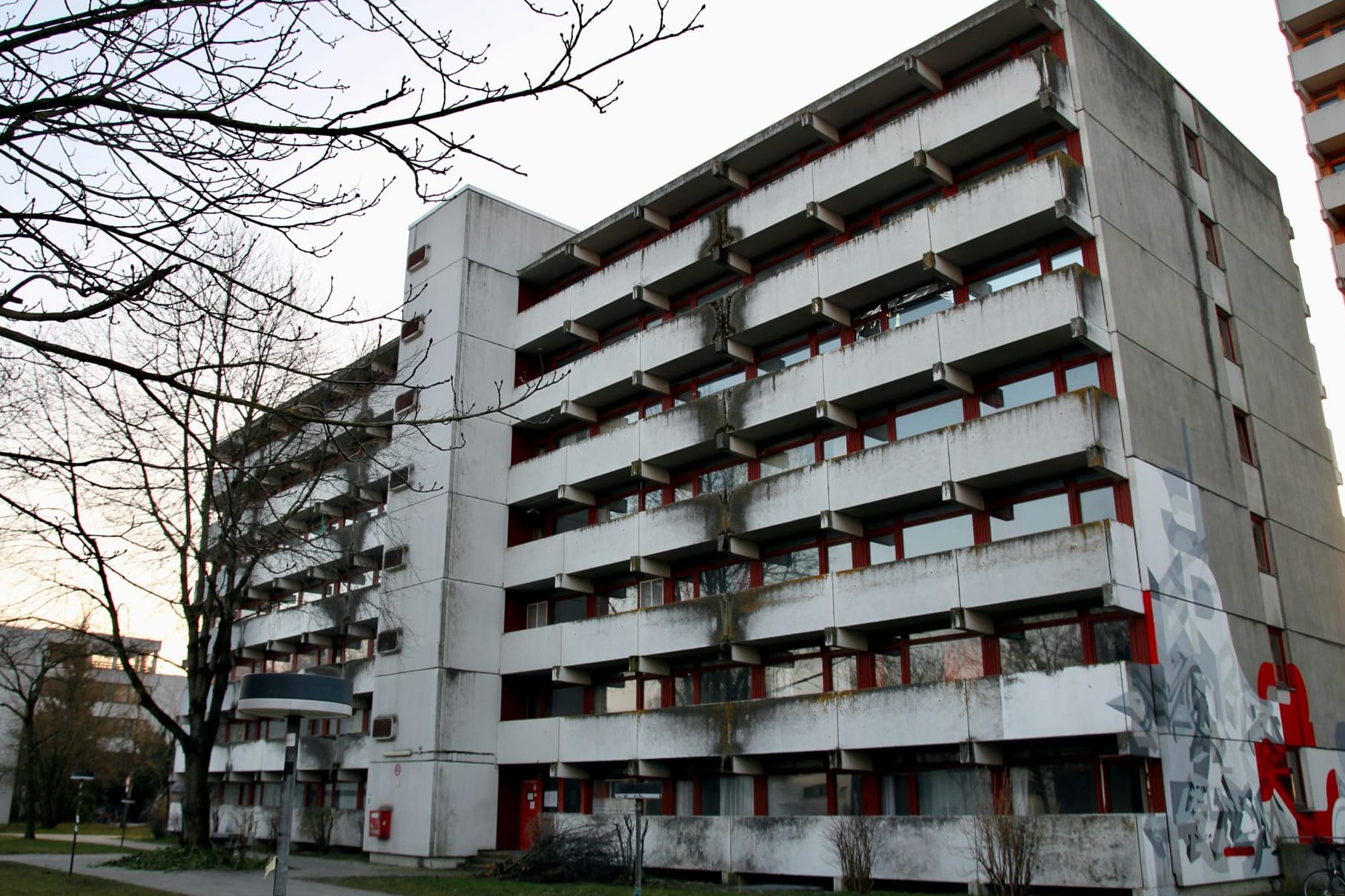 Stark sanierungsbedürftig: Leerstehendes Studentenwohnheim in München.