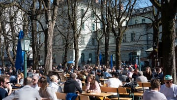 The beer garden at Wiener Platz was already well filled on the sunny Saturday.