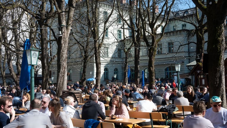 Bereits gut gefüllt war der Biergarten am Wiener Platz am sonnigen Samstag.