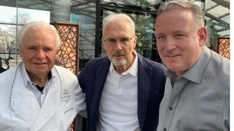 Franz Beckenbauer (M.) umrahmt von Gastronom Eckart Witzigmann (l.) und dem 1990er-Weltmeister Andreas Brehme.