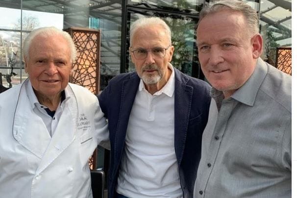 Franz Beckenbauer (M.) umrahmt von Gastronom Eckart Witzigmann (l.) und dem 1990er-Weltmeister Andreas Brehme.