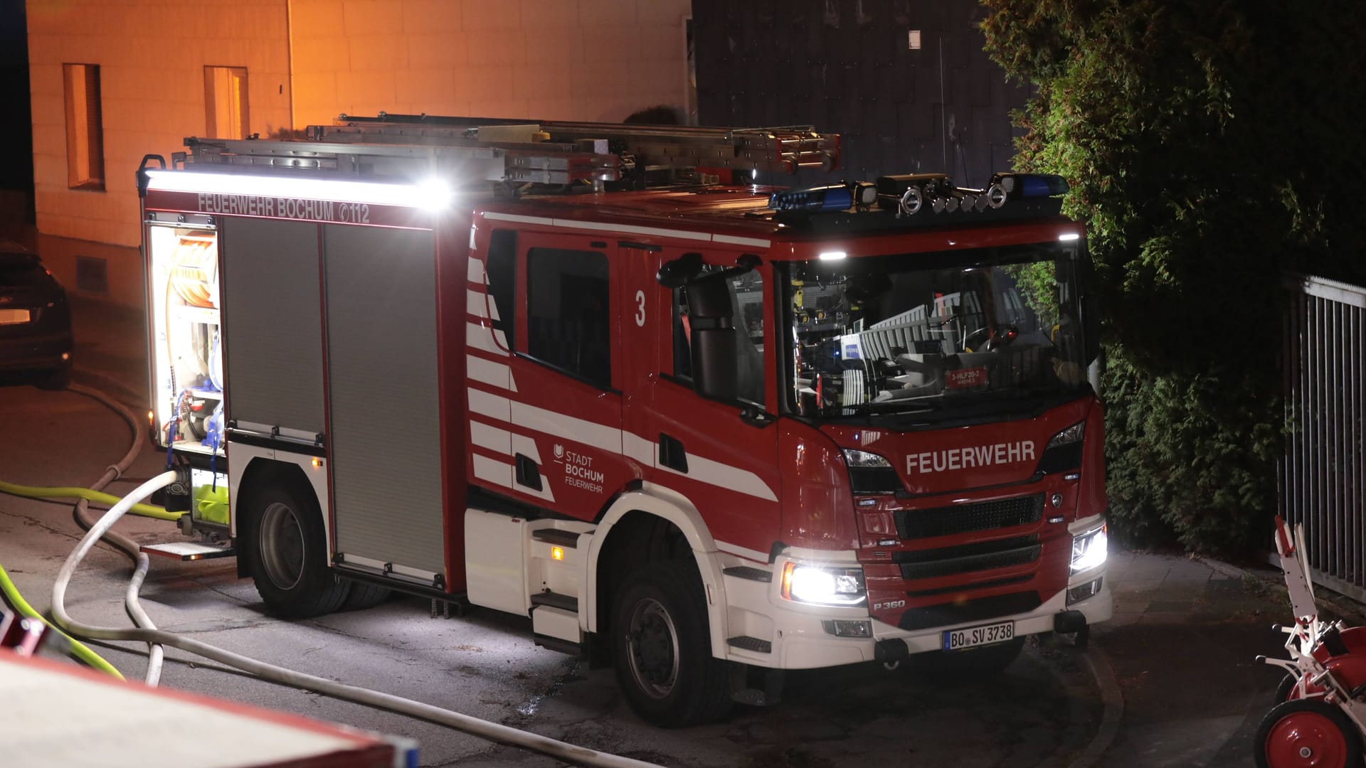 Ein Feuerwehrfahrzeug der Feuerwehr Bochum (Symbolbild): In Bochum-Hordel ist am Freitag eine Kirche in Brand geraten. Ein Feuerwehrfahrzeug der Feuerwehr Bochum (Symbolbild): In Bochum-Hordel ist am Freitag eine Kirche in Brand geraten.