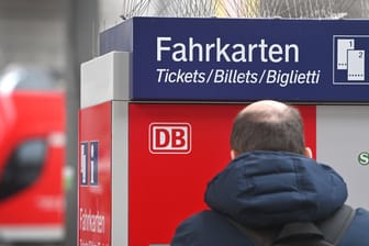 Ein Mann steht vor einem Fahrkartenautomaten am Hauptbahnhof in München: Vor der Preiserhöhung gekaufte Tickets verfallen ab April.