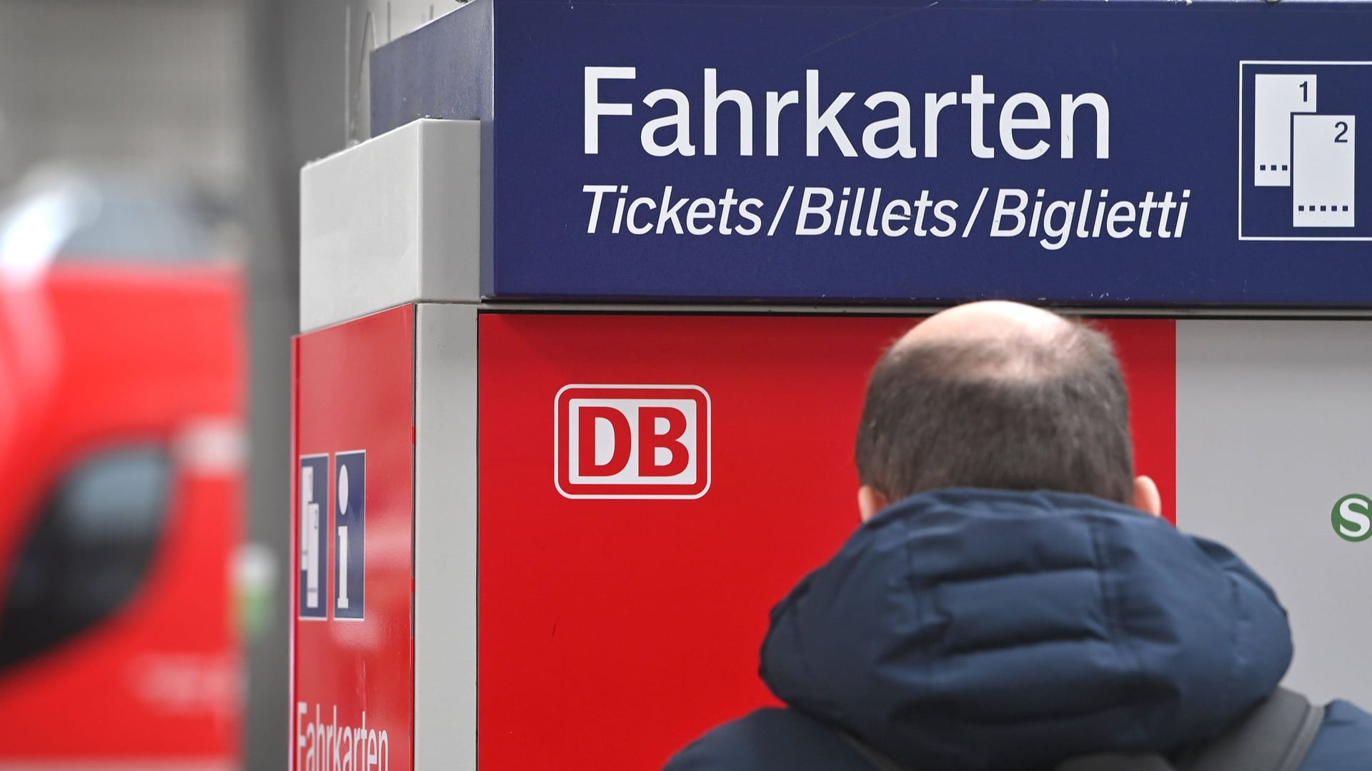 Ein Mann steht vor einem Fahrkartenautomaten am Hauptbahnhof in München: Vor der Preiserhöhung gekaufte Tickets verfallen ab April.