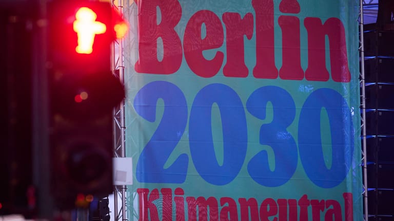 In Berlin steht die Ampel für ein klimaneutrales Berlin im Jahr 2030 auf Rot.
