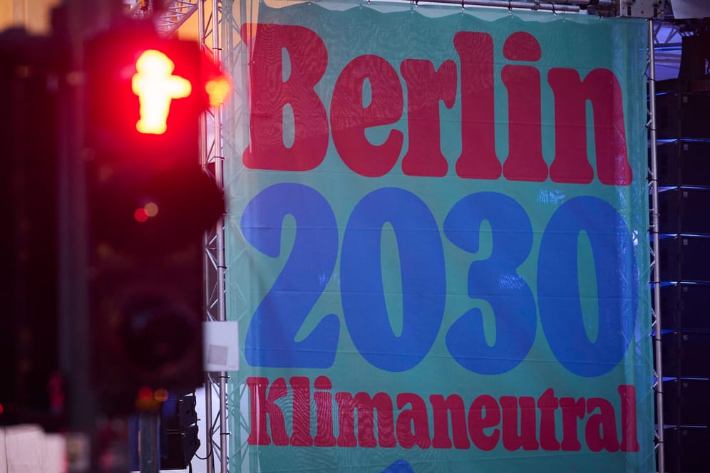 In Berlin steht die Ampel für ein klimaneutrales Berlin im Jahr 2030 auf Rot.