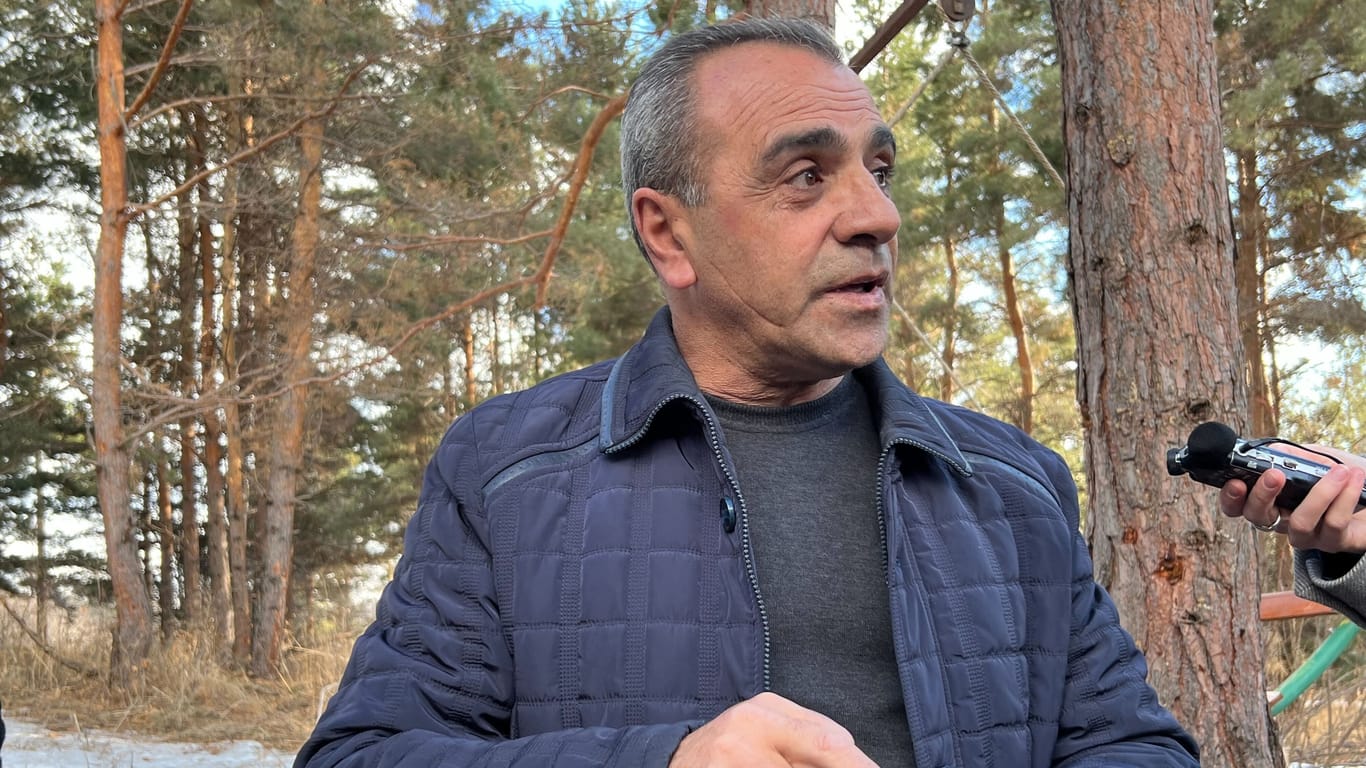 Skiliftbetreiber Armen Tadewosjan: Der Mann aus Dschermuk zeigt die Zerstörung durch aserbaidschanische Artillerieangriffe.