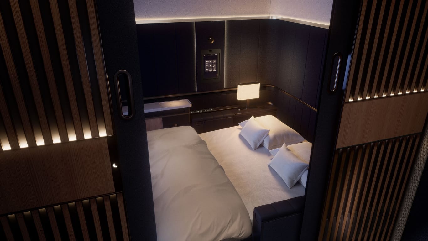 Lufthansa erweitert ihr Premium-Angebot in der First Class um die „Suite Plus“: Eine separate Doppel-Kabine mit deckenhohen Wänden und verschließbarer Tür, großem Tisch und zwei breiten Sitzen, die sich bei Bedarf zu einem bequemen Doppelbett kombinieren lassen. Lufthansa setzt mit diesem fliegenden Privatzimmer neue Maßstäbe bei Komfort und Individualität in der höchsten Klasse.