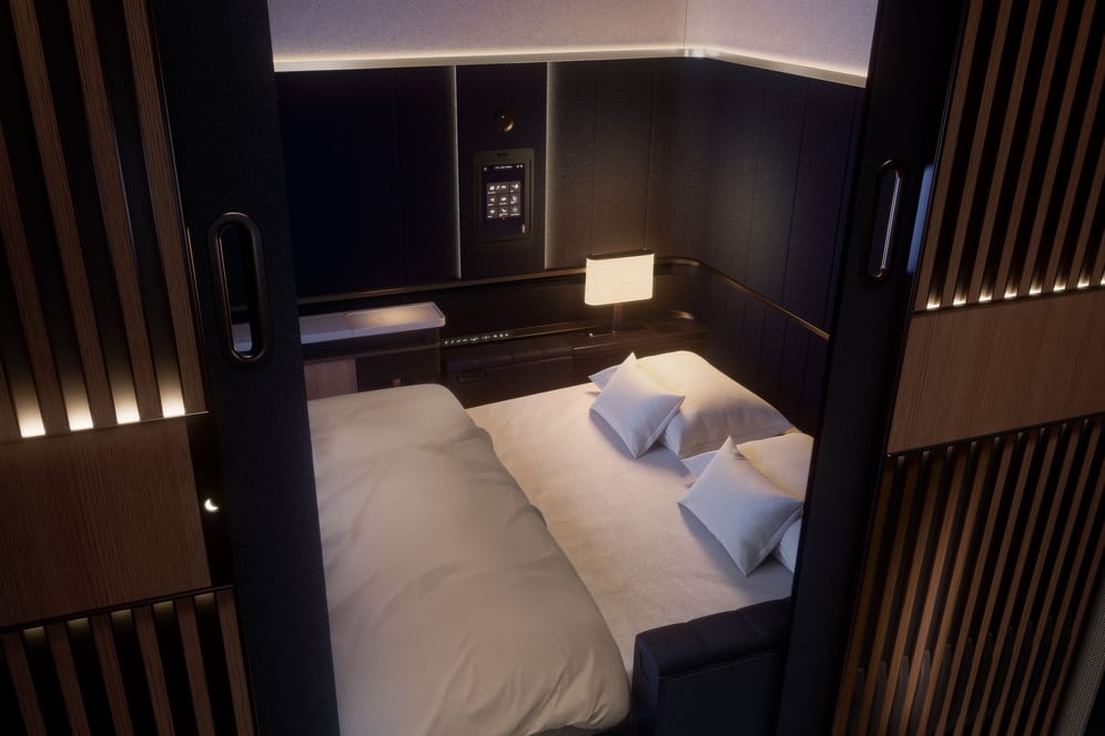 Lufthansa erweitert ihr Premium-Angebot in der First Class um die „Suite Plus“: Eine separate Doppel-Kabine mit deckenhohen Wänden und verschließbarer Tür, großem Tisch und zwei breiten Sitzen, die sich bei Bedarf zu einem bequemen Doppelbett kombinieren lassen. Lufthansa setzt mit diesem fliegenden Privatzimmer neue Maßstäbe bei Komfort und Individualität in der höchsten Klasse.