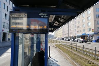 Die Straßenbahn-Haltestelle am Bahnhof in Giesing: Weil in München die Beschäftigten im Nahverkehr streiken, steht die Stadt am Donnerstag und Freitag still.