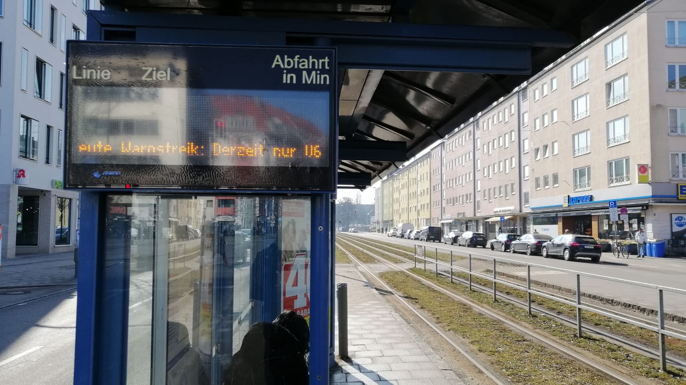 Die Straßenbahn-Haltestelle am Bahnhof in Giesing: Weil in München die Beschäftigten im Nahverkehr streiken, steht die Stadt am Donnerstag und Freitag still.