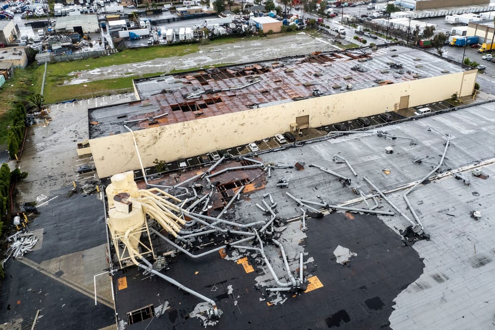 Das Dach eines Gebäudes in Kalifornien ist nach einem Unwetter beschädigt.