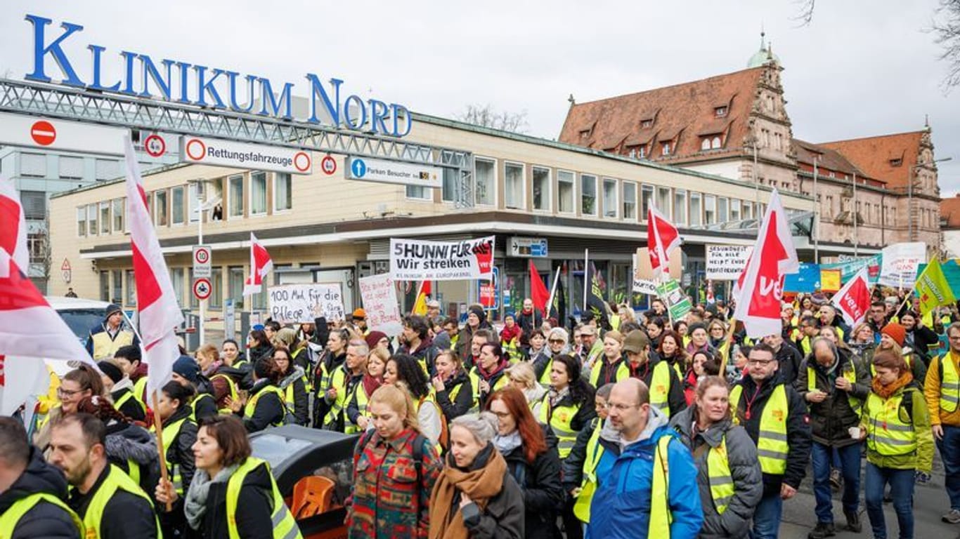 Klinik-Beschäftigte aus ganz Bayern gehen vor dem Klinikum Nord in Nürnberg auf die Straße, um für bessere Arbeitsbedingungen einzustehen.