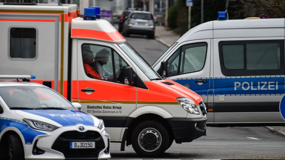 Polizei- und Rettungswagen (Symbolbild): Die Flucht endete in einem schweren Unfall.