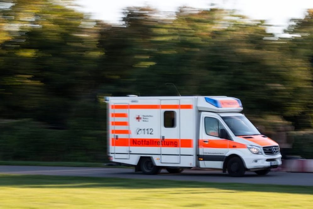 Ein Rettungswagen fährt zu einem Einsatz (Archiv): Bei einem Auffahrunfall in Hürth haben sich vier Personen verletzt.