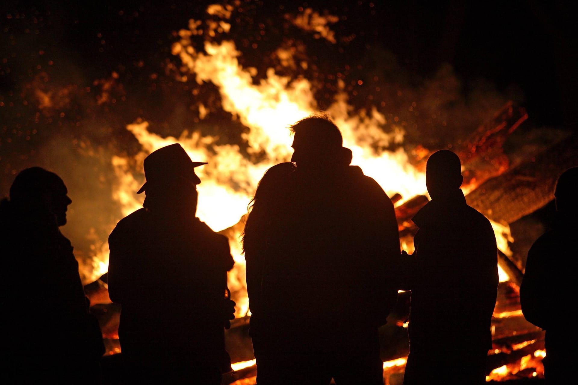 Menschen vor einem Osterfeuer (Archivbild): Auch in diesem Jahr finden zahlreiche Feuer in der Region Hannover statt.