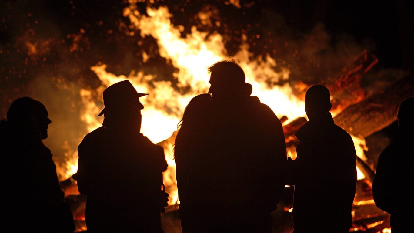 Menschen vor einem Osterfeuer (Archivbild): Auch in diesem Jahr finden zahlreiche Feuer in der Region Hannover statt.